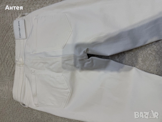 Продавам дамски бели дънки на Calvin Clain, снимка 4 - Дънки - 52943733