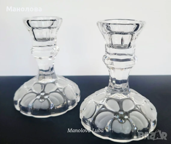 Чифт елегантни свещници изработени от оловен кристал с бели гравирани цветя.