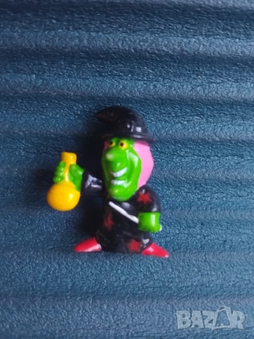 Киндер / Kinder играчка Баба Яга / Вещица
