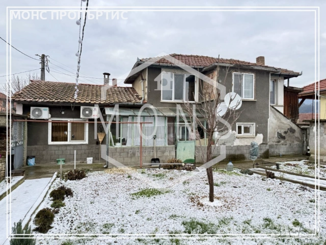 Двуетажна къща с двор и гараж в гр. Севлиево, обл. Габрово., снимка 9 - Къщи - 53111203