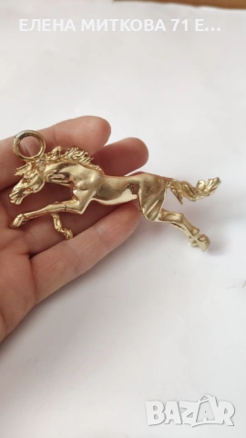 Голяма висулка "Галопиращ кон" от златист метал, снимка 3 - Колиета, медальони, синджири - 53762613