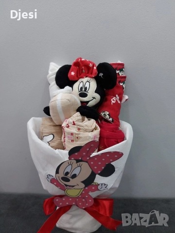 Букет с бебешки дрешки за момиче