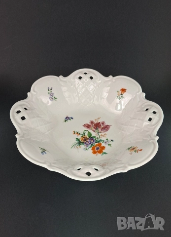 Порцеланова фруктиера на крачета с ажурен, ръб и флорална декорация, снимка 3 - Декорация за дома - 52847229