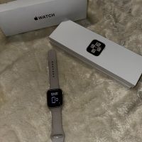 Смарт часовник Apple Watch SE2 v2, 44 мм, Starlight Aluminium Case, Starlight Sport Band - S/M, снимка 1 - Apple iPhone - 45864070