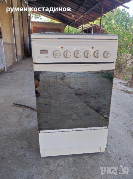 Готварска печка "Indesit" с 2 газови и 2 електрически котлона, снимка 1