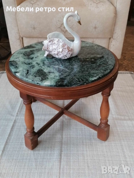 Винтидж масичка за кафе с чудесен зелен мраморен плот и резбовани крака. , снимка 1