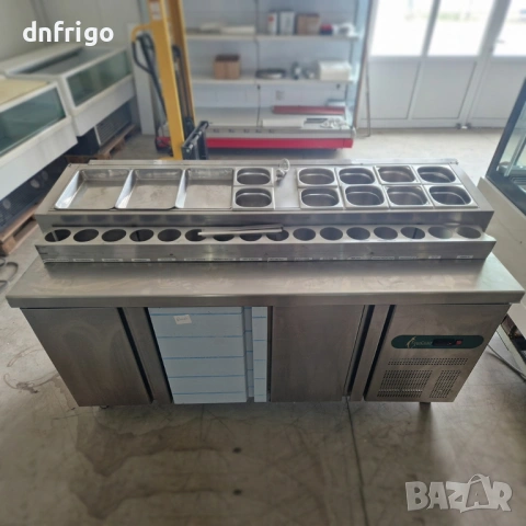 Професионална хладилна маса с 3 врати, салатен бар и стойка за сосове, снимка 2 - Хладилни витрини и фризери - 53957173