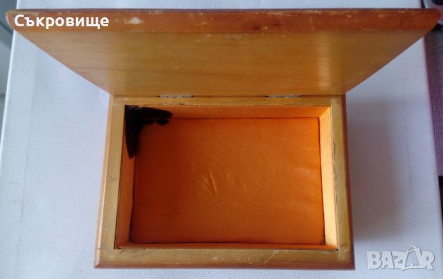 Соц дървена кутия за бижута с тапицерия пирографирана с крачета, снимка 6 - Антикварни и старинни предмети - 46340636