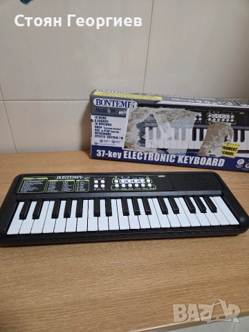Чисто нов Детски електронен синтезатор Bontempi с 37 клавиша. 