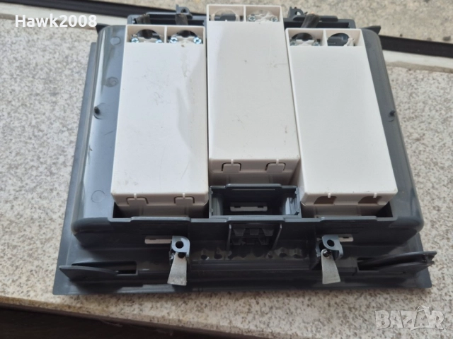 Комплект 8 бр. подова оборудвана електро кутия Легранд за вертикален монтаж с капак Legrand, снимка 8 - Ключове, контакти, щепсели - 51736270