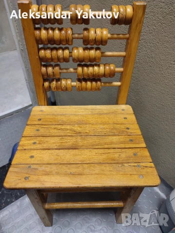 Продавам запазено ръчно правено дървено детско столче със сметало