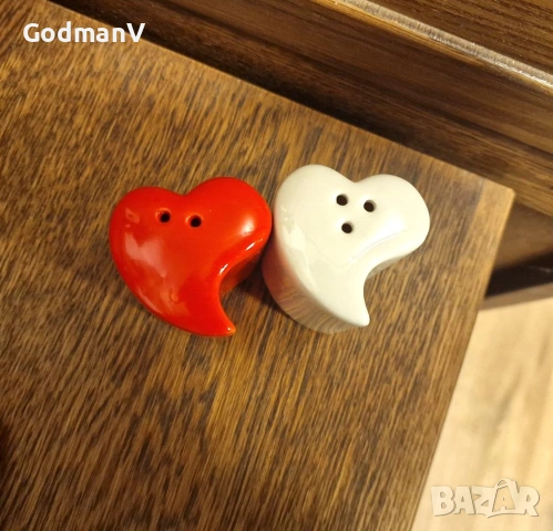 Керамичен Комплект Солница и Пиперничка „Сърца“ – Бяло и Червено, снимка 2 - Други - 54093439
