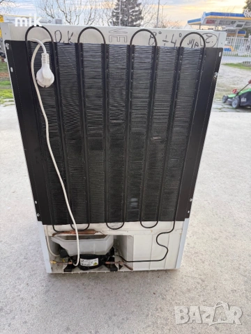 Малък хладилник с камера HotPoint Ariston, снимка 10 - Хладилници - 53987738