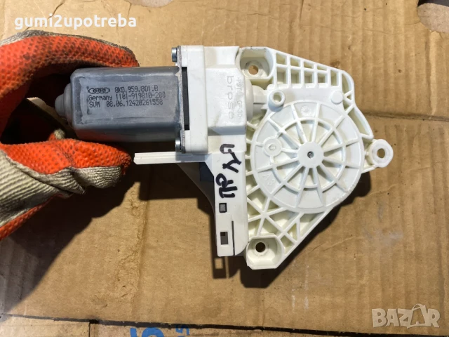 Моторче Стъклоповдигач Предна Лява 8K0959801B Porsche Cayenne 3.0D 92A/2012г