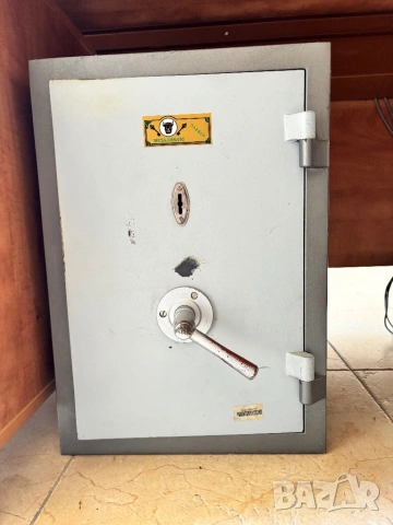 Метален огнеупорен сейф 35 х 35 х 50 см