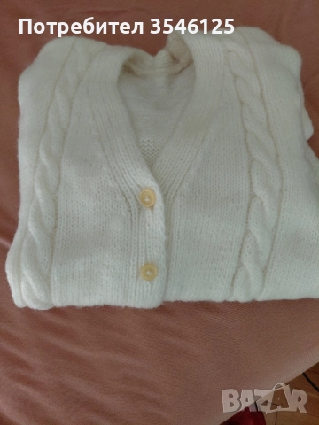 Бяла плетена жилетка (ръчно плетена) с копчита., снимка 2 - Жилетки - 52394328