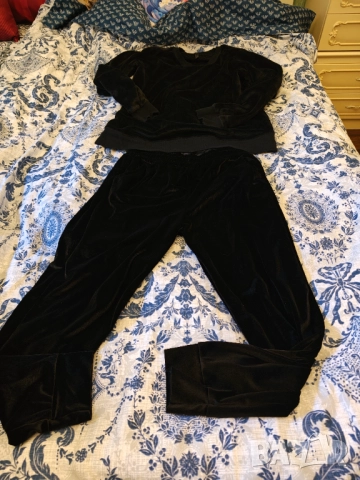 Два комплекта домашни екипи и тениска