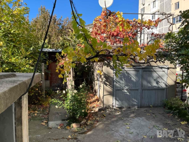 етаж от къща, разположена в центъра на град Силистра с двор, гараж и мазе и още, снимка 2 - Етаж от къща - 52143002