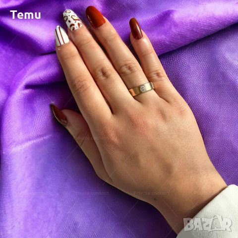 Златист дамски пръстен от медицинска стомана с интригуващи гравирани декорации, снимка 2 - Пръстени - 45709273