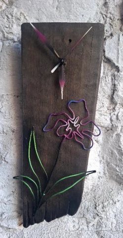 Дизайнерски стенен часовник „Ирис“ – изкуство за вашия дом