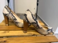 Дамски обувки на висок ток Guess (змийски принт), снимка 1