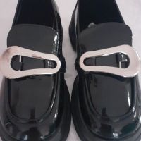 Продавам Нови черни Обувки от изкуствен лак с метално украшение. 37н , снимка 4 - Дамски ежедневни обувки - 45609830