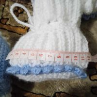 Бебешки, нови ръчно плетени бели терлички със сини бобчета, с връзки , снимка 2 - Други - 45141181