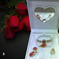 Елегантен подаръчен комплект бижута - пръстен, гривна, обеци и колие в луксозна кутия, която е споре, снимка 5 - Бижутерийни комплекти - 45762690