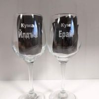 Две гравирани чаши за червено вино с надпис кум и кума, снимка 1 - Сувенири от дърво - 45667657
