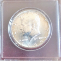 Юбилейна монета 1/2 долар от 1964 с лика на президента Джон Кенеди. Не е копие., снимка 1 - Нумизматика и бонистика - 44971819