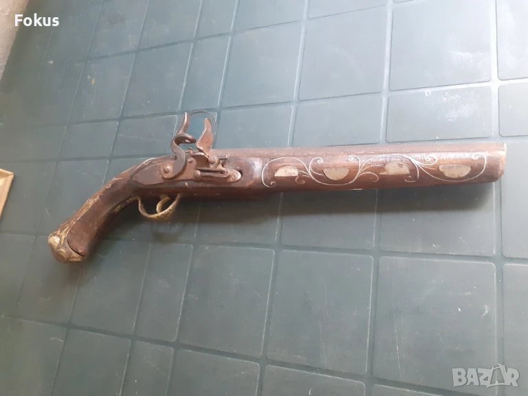 Стар кремъчен пищов с набивки и интарзии от седеф - реплика, снимка 1