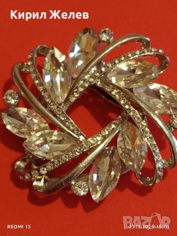 SWAROVSKI брошка прелестно кристално цвете с изящни триизмерни бели камъни 52236, снимка 7 - Други - 52562330