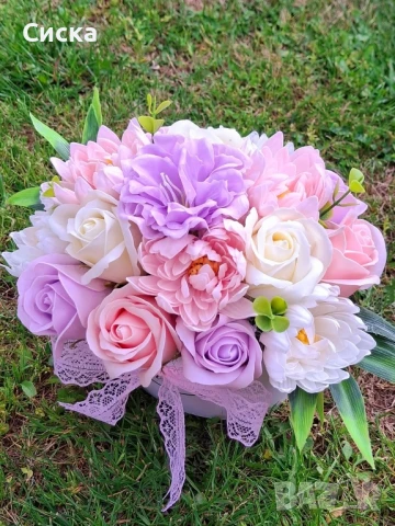 Нежен букет със седемнадесет сапунени цветя от пластичен сапун в бяла кашпа  , снимка 2 - Подаръци за жени - 50494894