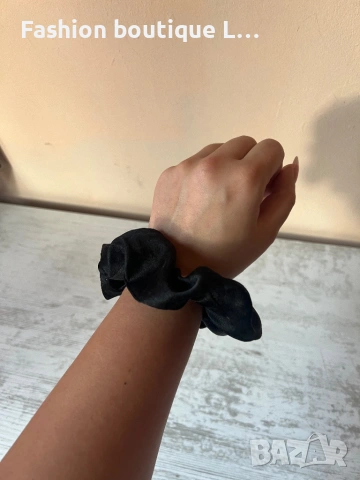 Сатенено черно скрънчи тип текстилен ластик за коса  🖤, снимка 5 - Аксесоари за коса - 53120377