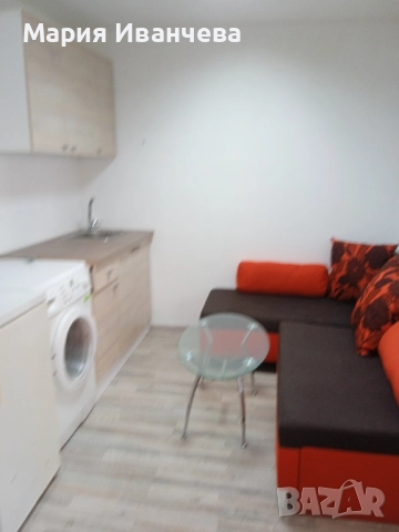 Самостоятелно партерно помещение със санитарен възел. Оборудвано с кухненски шкаф, пералня, хладилни, снимка 3 - Стаи под наем - 51679900