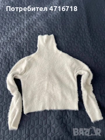 Пуловер. Бял, мек. пуловер.