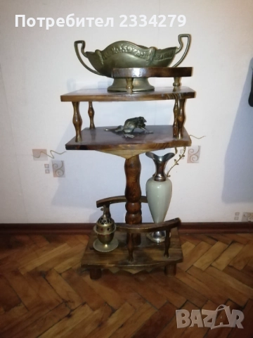 Стара дървена помощна масичка на три нива, резбована колона. , снимка 2 - Антикварни и старинни предмети - 52931297
