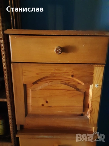 Нощни дървени шкафове