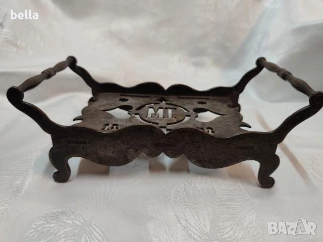 Антикварна кована подложка за чугунени ютии (1878 г.) – Уникат с инициали "МТ", снимка 2 - Антикварни и старинни предмети - 54214131