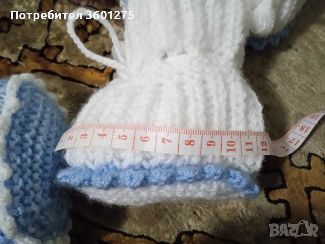Бебешки, нови ръчно плетени бели терлички със сини бобчета, с връзки , снимка 2 - Други - 45141181