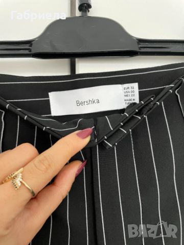 Нов елегантен панталон на райета Bershka, снимка 1 - Панталони - 45779349