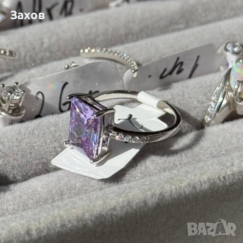 Елегантен сребърен пръстен с аметист и цирконий.