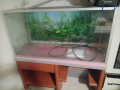 Продавам аквариум със шкаф . Има минимални следи от употреба.