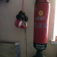 Боксова круша с два чифта ръкавици и каска, снимка 1 - Бокс - 45701363