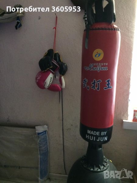 Боксова круша с два чифта ръкавици и каска, снимка 1