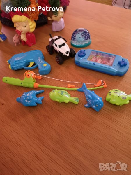 Лот играчки: кола, снежно кълбо с динозавър, игра с рингове-вода, пистолет играчка, въдица с магнитн, снимка 1