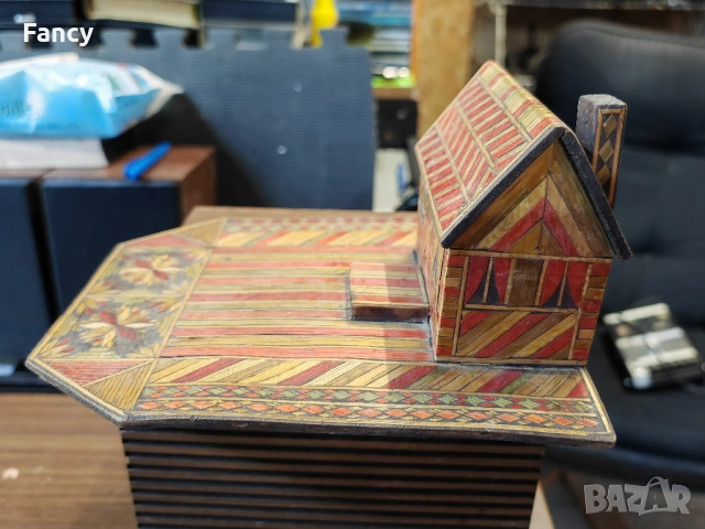 Стара дървена касичка 