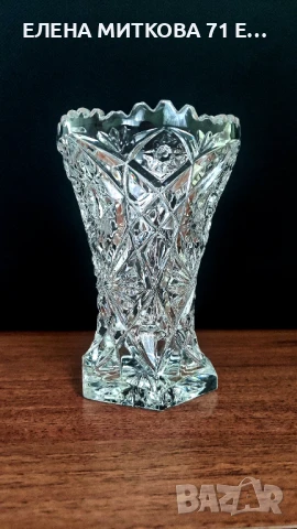 Масивна кристална ваза средна големина с много богата и дълбока гравюра и красиво оформен ръб, снимка 2 - Вази - 51397430