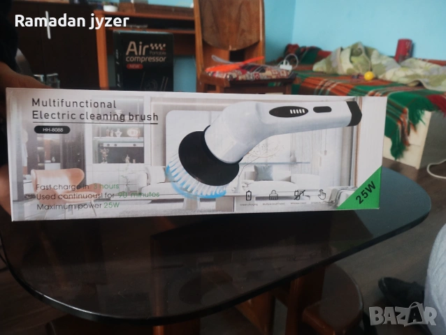 Продавам електрическа машина за чистене със дълга дръжка много четки и приспособления 