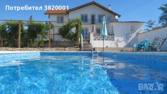 Продава се къща с басейн и стопанство